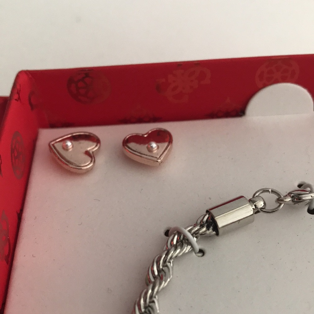 ✨Sold✨Guess Boxed Heart Charm Bracelet & Earring Set New - Picture 6 of 9